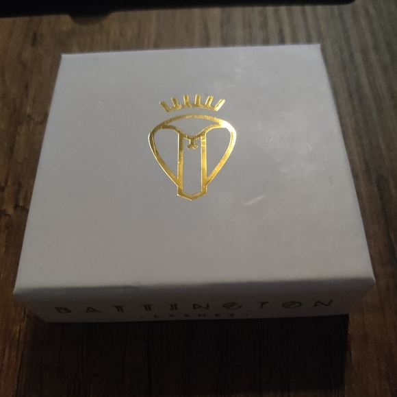 Natural Black Lashes with Graduated Lengths and Medium Density - Picture 3 of 4